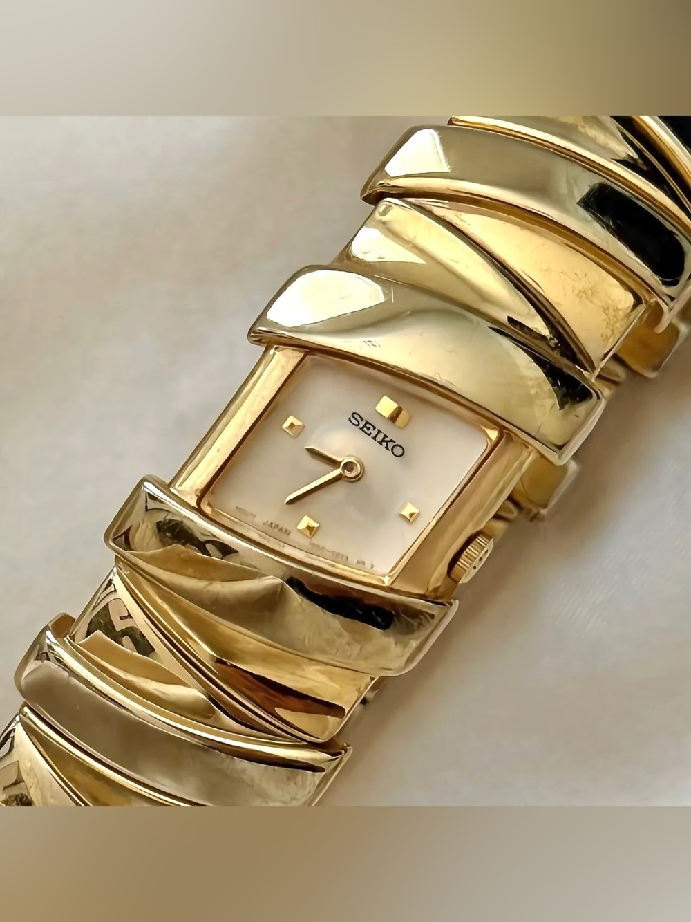 AUTHENTIC RARE VINTAGE SEIKO ASYMMETRICAL GOLD WATCH - Picture 3 of 9